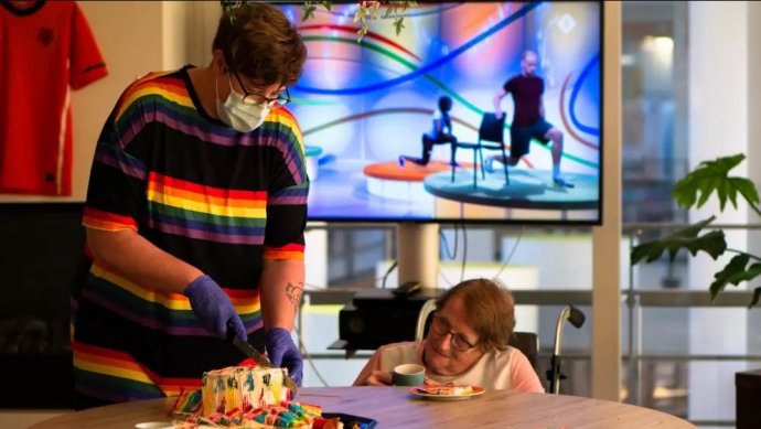 Medewerker Mariëlla heeft voor ZaanPride 2021 een regenboogtaart gebakken - NH Nieuws / Thyra de Groot