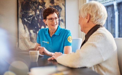 Thuiszorgmedewerker in gesprek